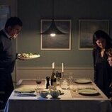 Pernilla August y Edvin Ryding en el 1x06 de 'Jóvenes altezas'