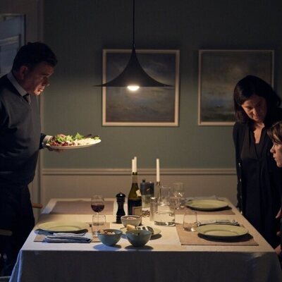 Pernilla August y Edvin Ryding en el 1x06 de 'Jóvenes altezas'