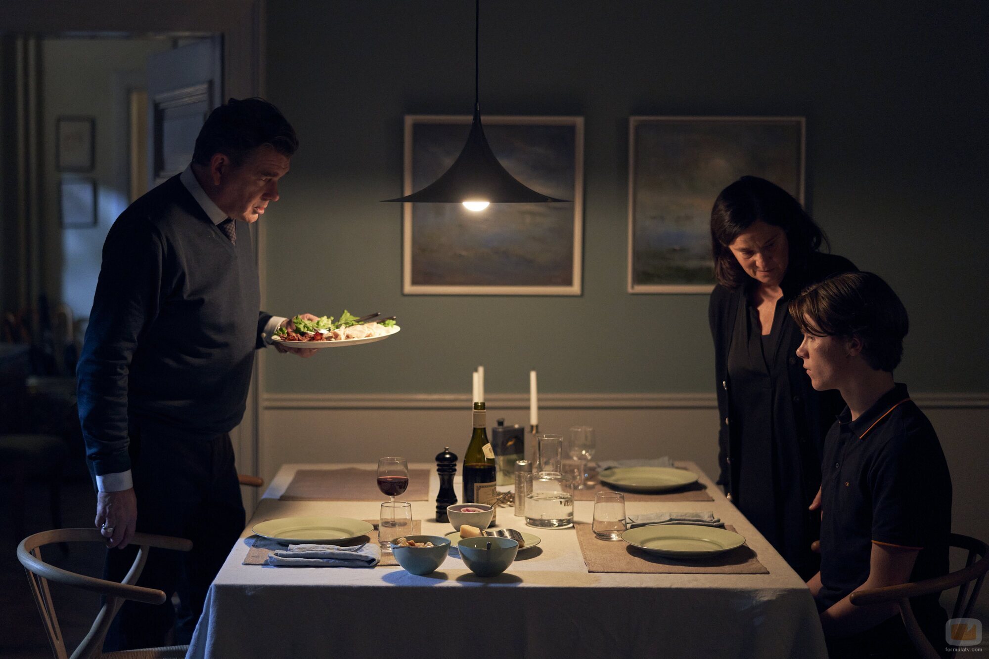 Pernilla August y Edvin Ryding en el 1x06 de 'Jóvenes altezas'