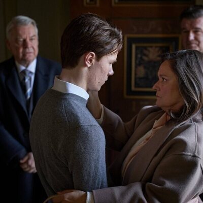 Pernilla August y Edvin Ryding en el 2x06 de 'Young Royals'