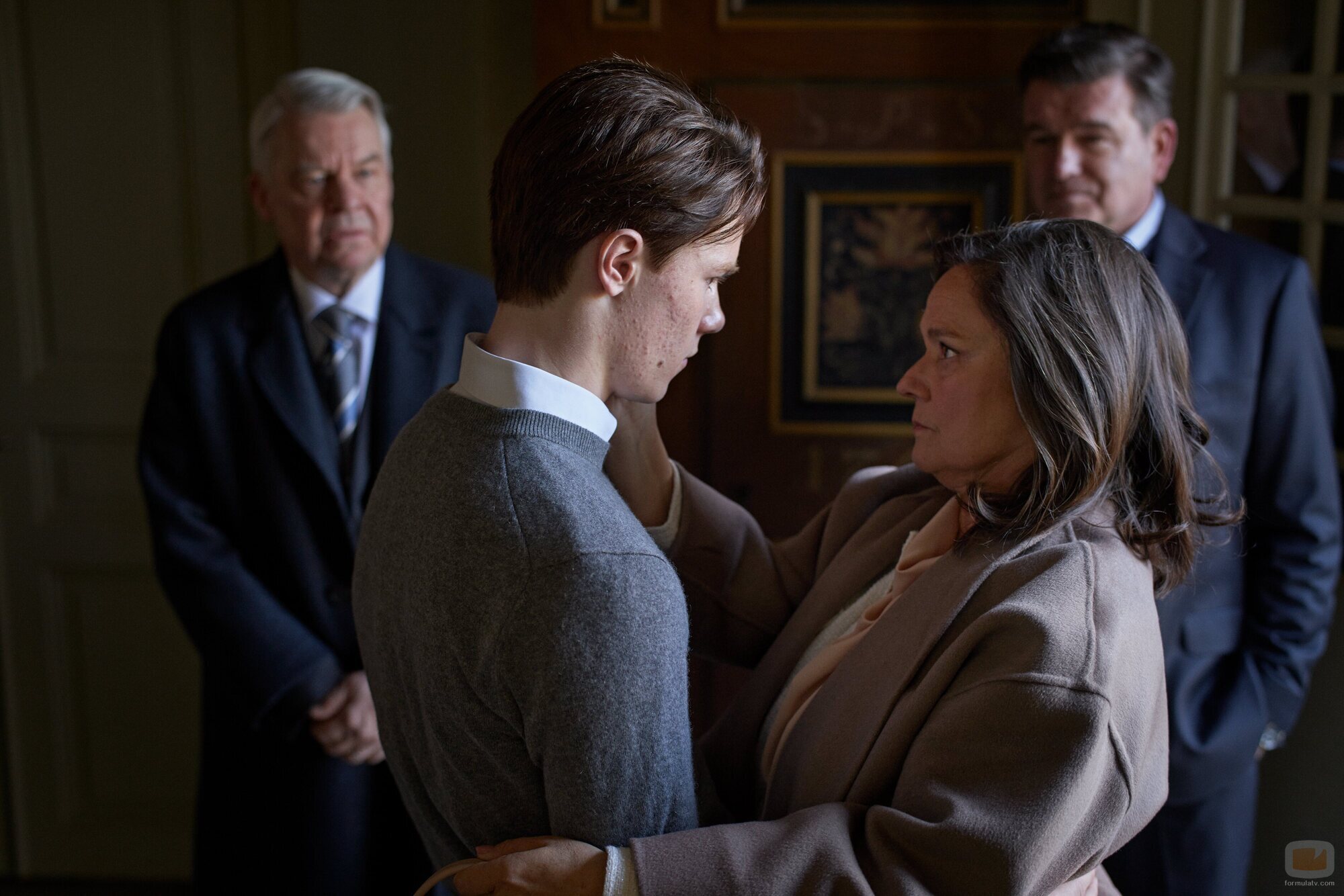 Pernilla August y Edvin Ryding en el 2x06 de 'Young Royals'