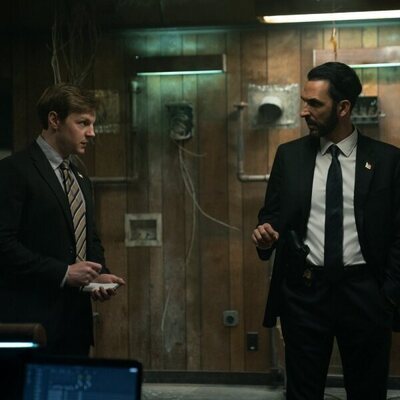 Amir Arison y Will Pullen en el 1x03 de 'Ladrones de drogas'