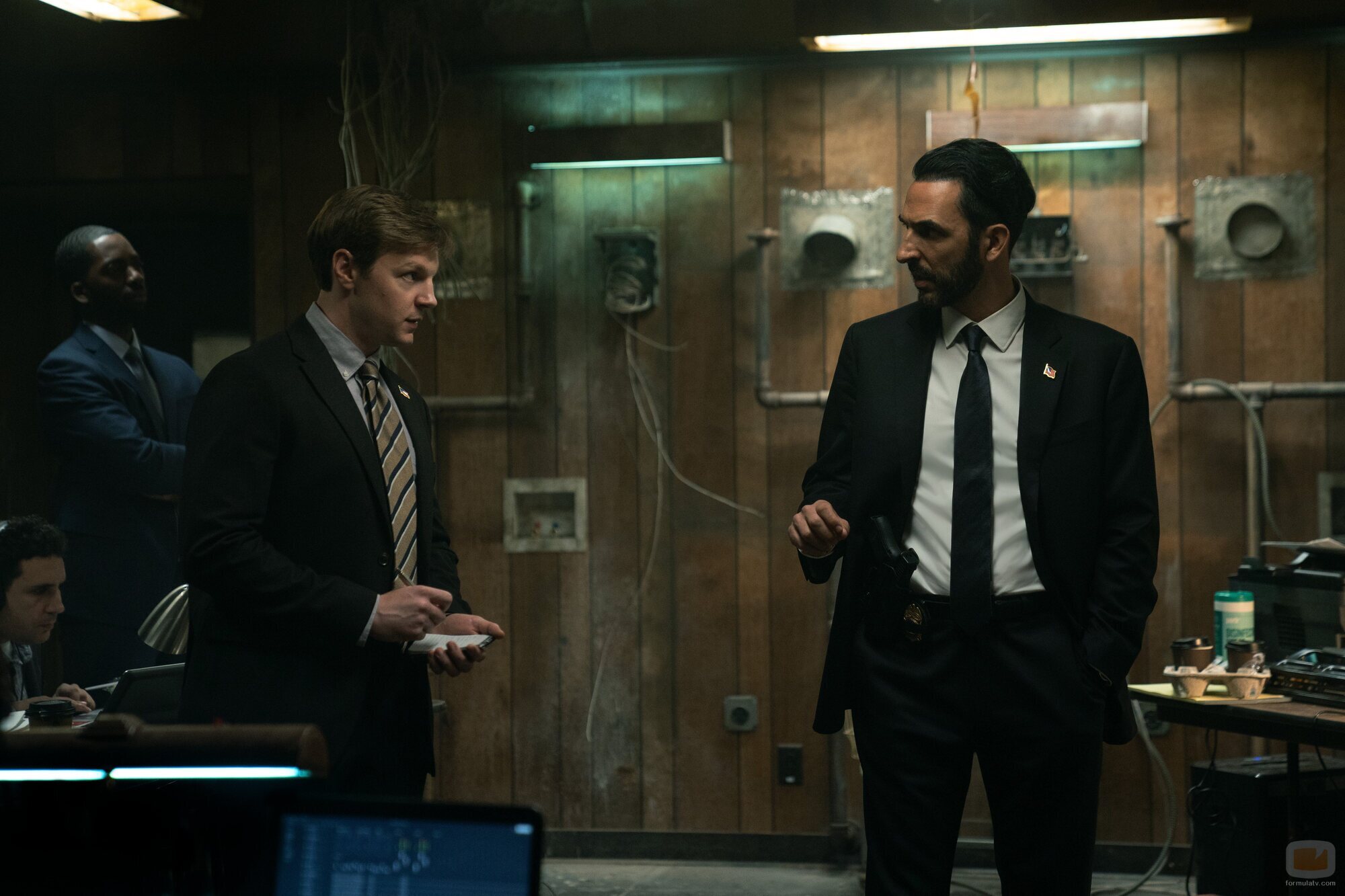 Amir Arison y Will Pullen en el 1x03 de 'Ladrones de drogas'