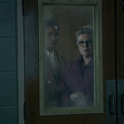 Kate Mulgrew y Nesta Cooper en la temporada 1 y el capítulo 03 de 'Ladrones de drogas'