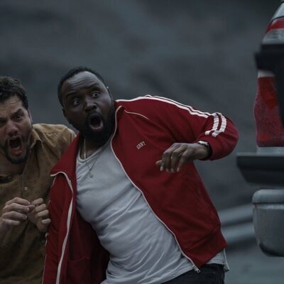 Foto de Wagner Moura y Brian Tyree Henry en 'La abogada de Filadelfia' de 'Dope Thief'