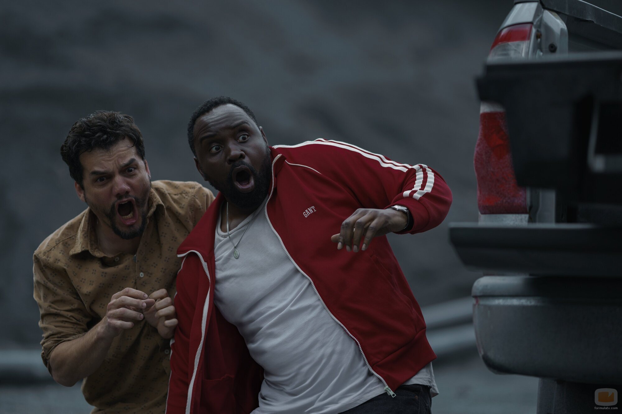 Foto de Wagner Moura y Brian Tyree Henry en 'La abogada de Filadelfia' de 'Dope Thief'