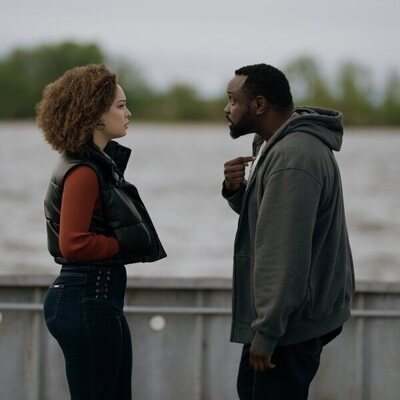 Brian Tyree Henry y Liz Caribel Sierra en 1x04 'La abogada de Filadelfia' de 'Ladrones de drogas'
