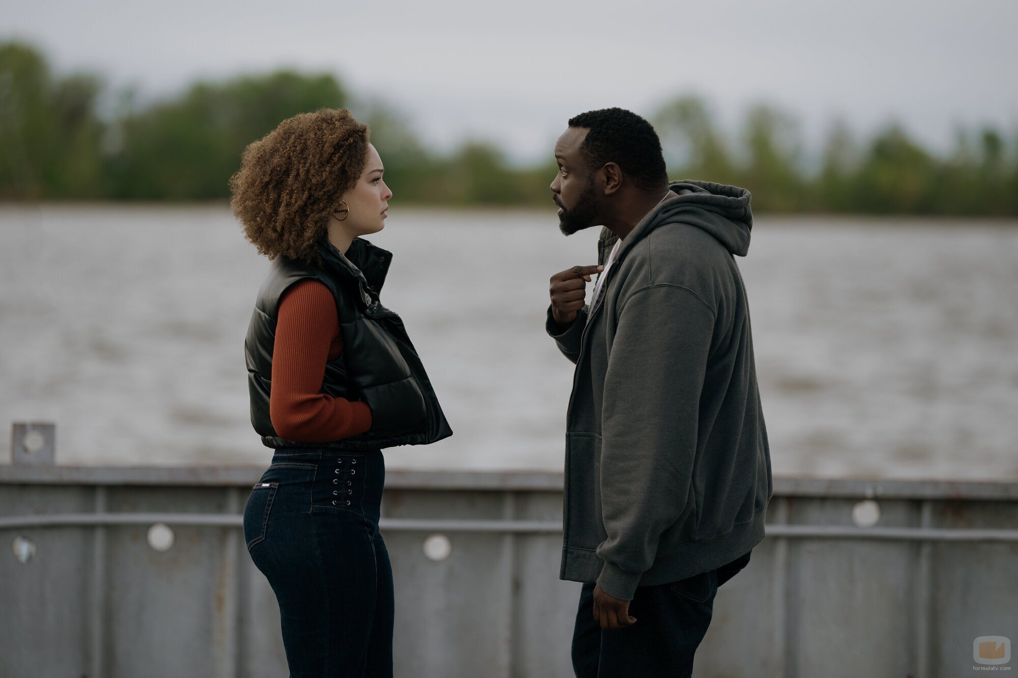 Brian Tyree Henry y Liz Caribel Sierra en 1x04 'La abogada de Filadelfia' de 'Ladrones de drogas'