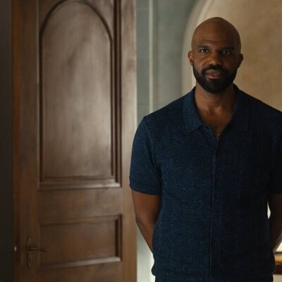 Carl Clemons-Hopkins en el 4x01 de 'Hacks'