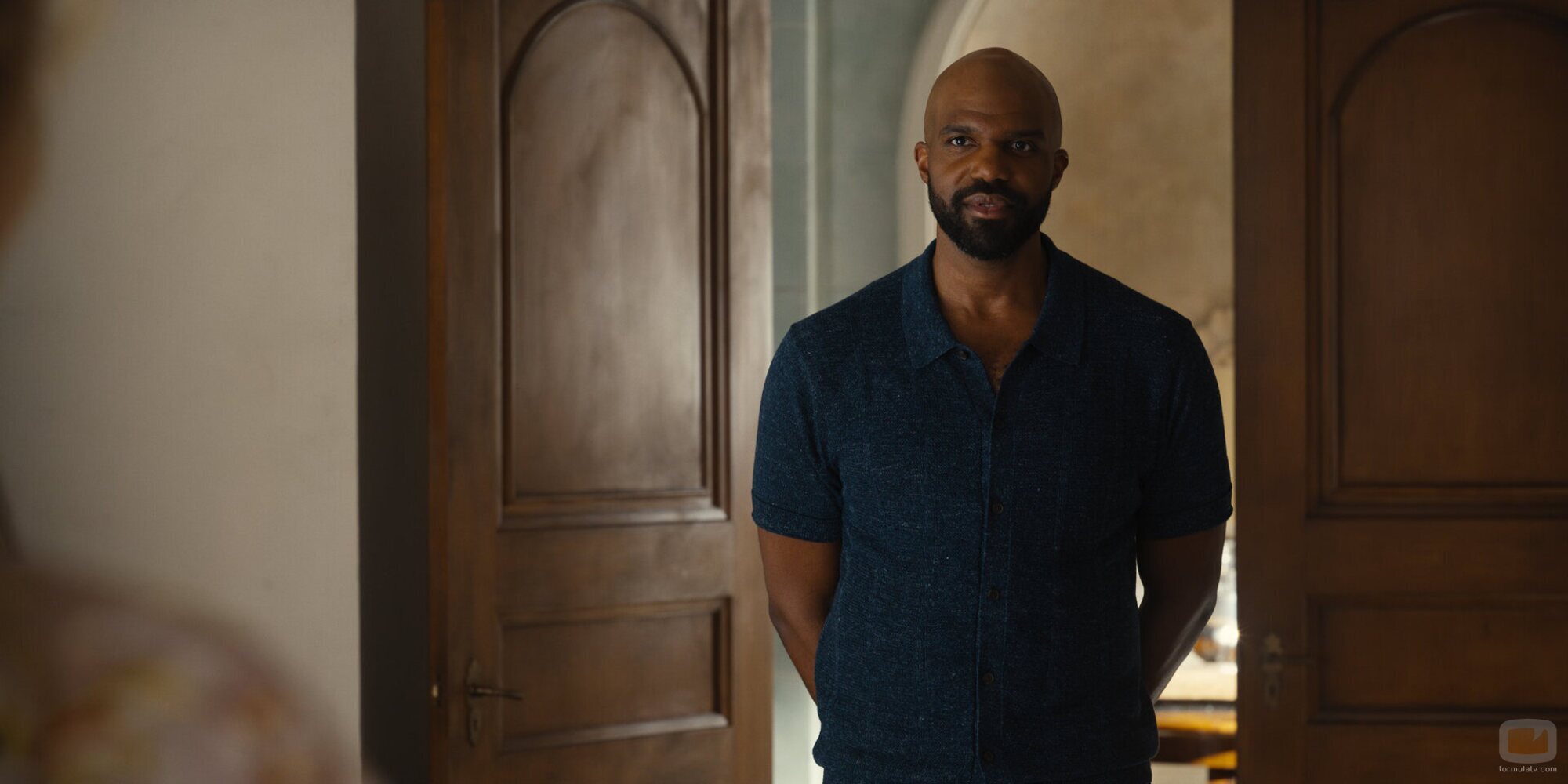 Carl Clemons-Hopkins en el 4x01 de 'Hacks'