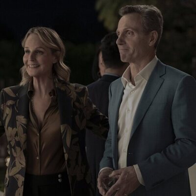 Tony Goldwyn y Helen Hunt en la temporada 4 y el capítulo 01 de 'Hacks'
