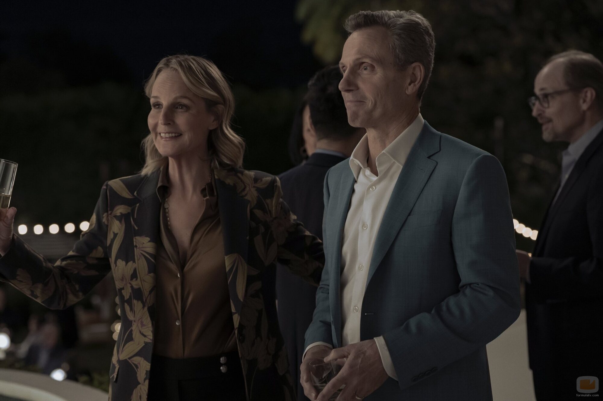 Tony Goldwyn y Helen Hunt en la temporada 4 y el capítulo 01 de 'Hacks'