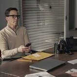 Dan Bucatinsky en 4x01 'Una Chica Grande y Valiente' de 'Hacks'