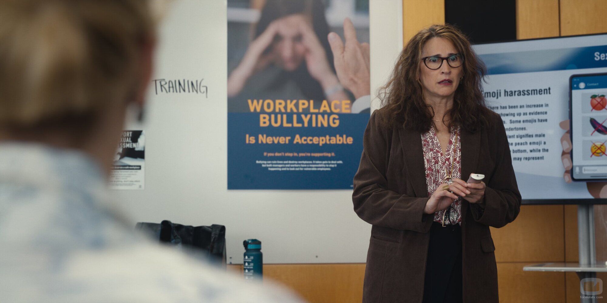 Michaela Watkins en 'Una Chica Grande y Valiente' de 'Hacks'
