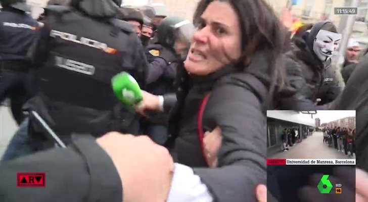 María Llapart, periodista de laSexta, agarra la mano de su compañero