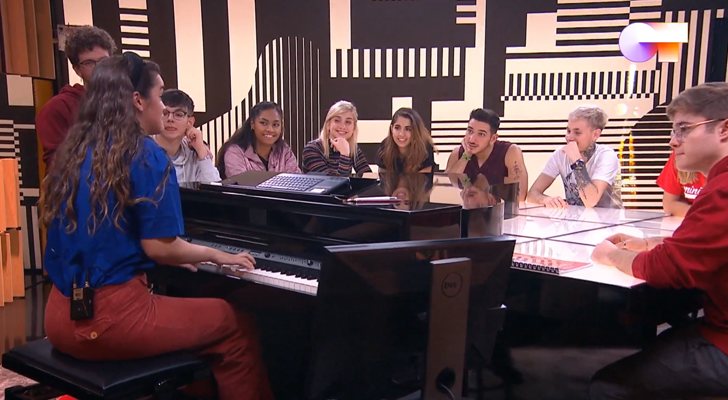 Amaia interpreta algunos temas ante los concursantes de 'OT 2020' durante su visita
