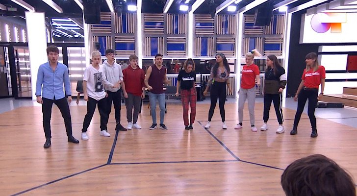 Los concursantes de &#39;OT 2020&#39; en la actuación grupal del primer pase de micros de la Gala 8