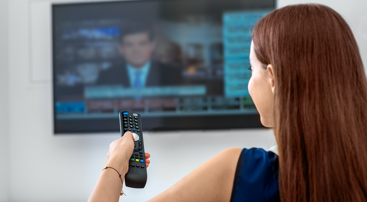 Mujer viendo televisión