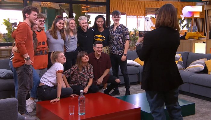 María Escarmiento posa junto a los concursantes de &#39;OT 2020&#39; tras su visita a la Academia