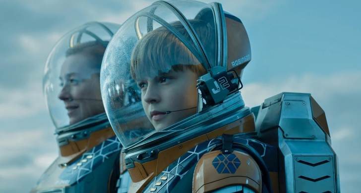 Molly Parker y Maxell Jenkins en 'Lost in Space'