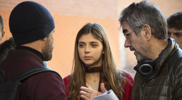 Joaquín Oristrell junto al elenco de 'HIT'