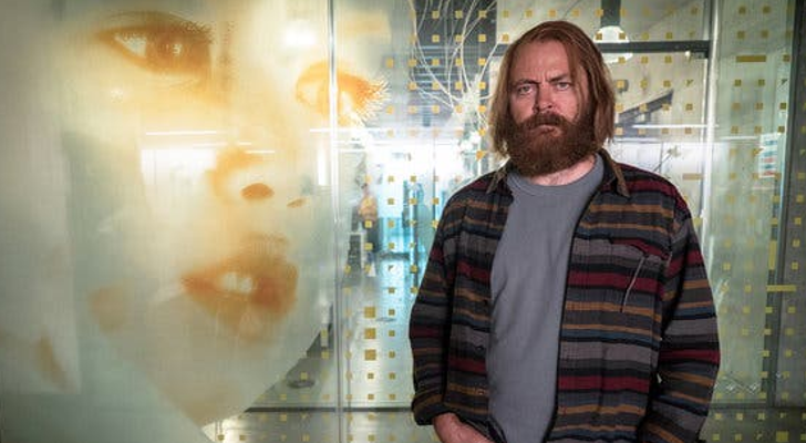 Forest observa una imagen de su hija Amaya en 'Devs'