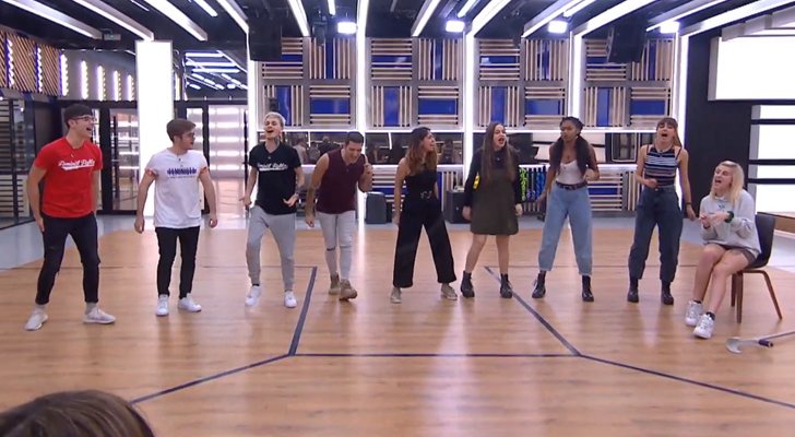 Los concursantes de &#39;OT 2020&#39; durante la actuación grupal en el primer pase de micros de la Gala 9