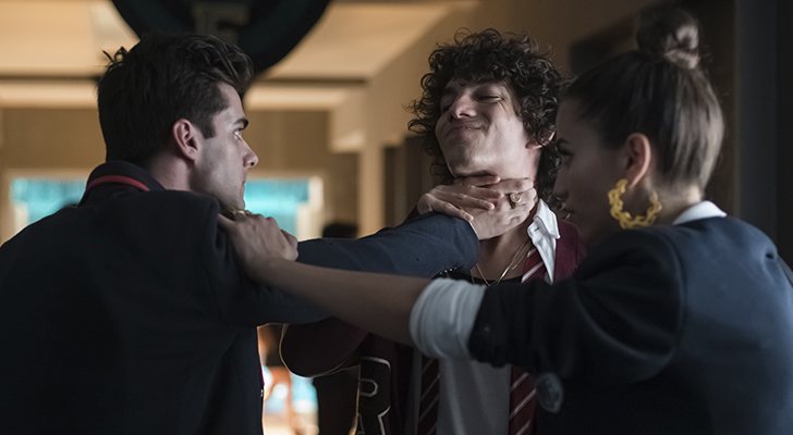 Polo agarra a Valerio del cuello en 'Élite'