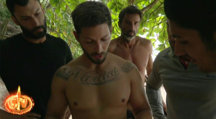 Nyno Vargas leyendo el pergamino en 'Supervivientes 2020'