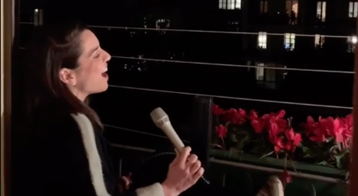 Ruth Lorenzo canta desde el balcón de su casa
