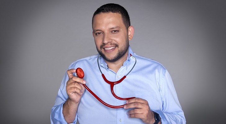 Armas, médico de familia, convive con sus pacientes en 'Un doctor en mi casa'