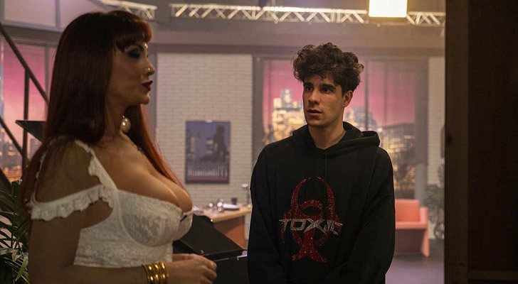 Javier Calvo junto a Daniela Santiago, una de las actrices que da vida a La Veneno, durante el rodaje