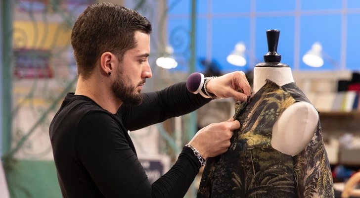 Joshua confeccionando el vestido de la primera prueba de la final de 'Maestros de la costura 3'