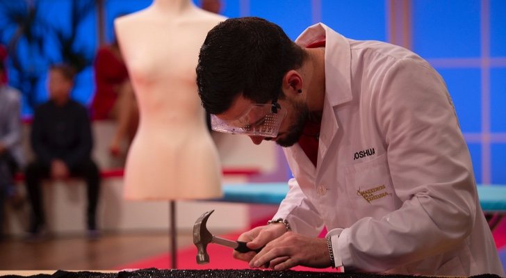 Joshua prepara la pedrería de su vestido en la final de 'Maestros de la costura'