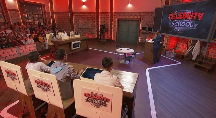 Eugeni Alemany presentando el concurso &#39;Celebrity School&#39; en À Punt