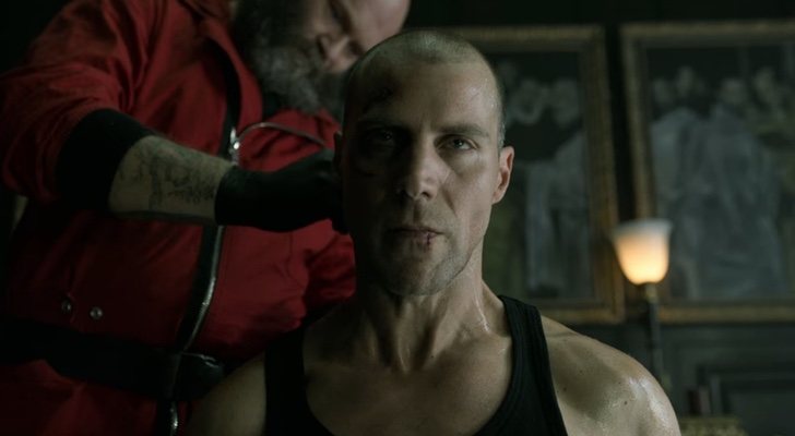 Gandía, mientras Helsinki le cura la herida al final de 'La Casa de Papel 4'