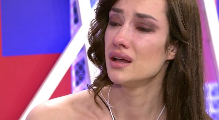 Adara llorando tras sufrir un ataque de ansiedad en 'Sábado deluxe'