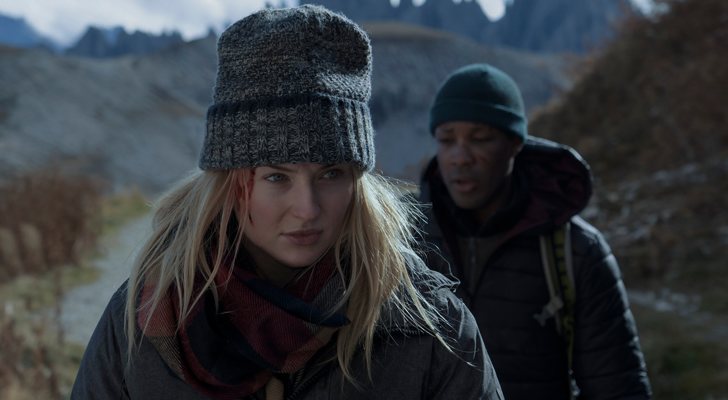 Sophie Turner y Corey Hawkins en 'Survive'