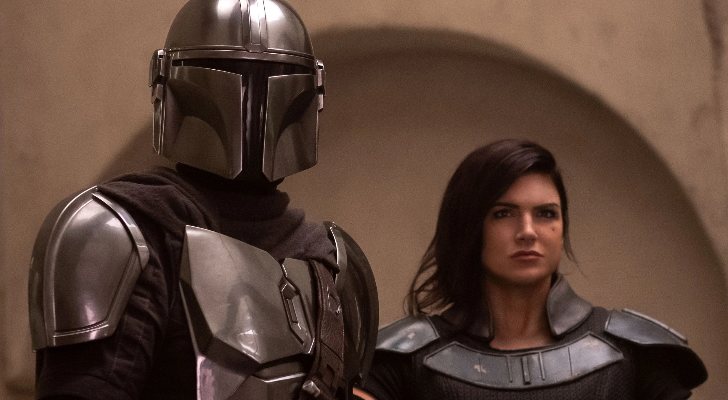 El protagonista de 'The Mandalorian' junto a Cara Dune