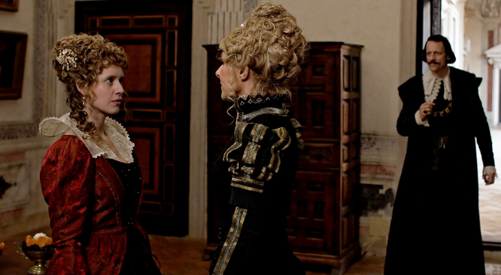 Manuela Vellés y Cayetana Guillén Cuervo en 'El Ministerio del Tiempo'