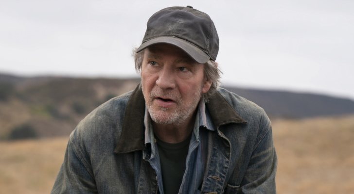 Chris Cooper cuida de sus valiosos cultivos