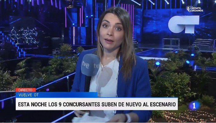 El escenario y la pasarela, rodeados de luces y plantas