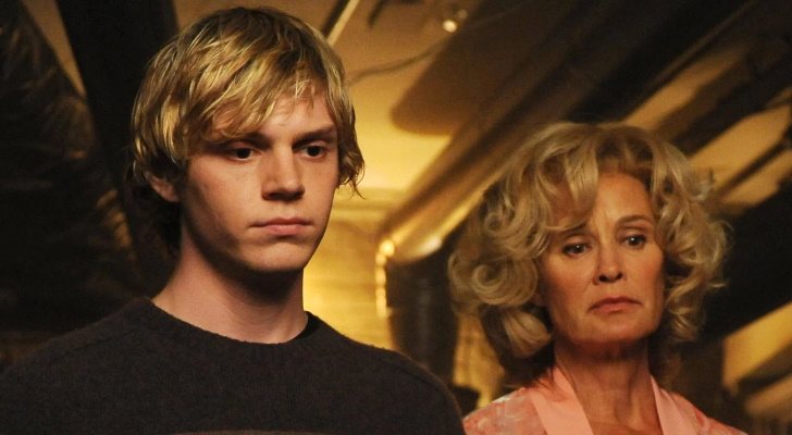 Evan Peters y Jessica Lange en 'American Horror Story'