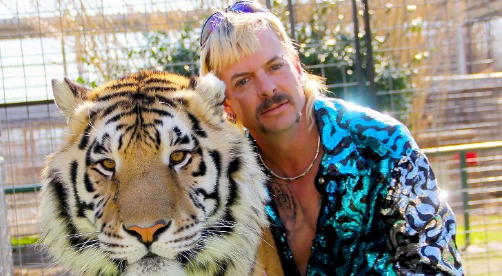 Joe Exotic junto a uno de sus tigres
