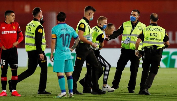 El individuo acabó siendo atrapado por la seguridad del estadio