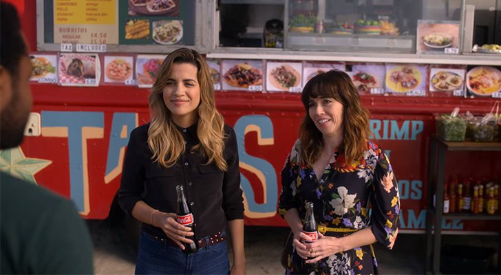 Natalie Morales y Linda Cardellini en 'Dead to Me'