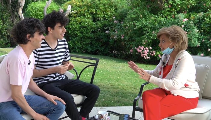 María Teresa Campos charla con Los Javis en su jardín