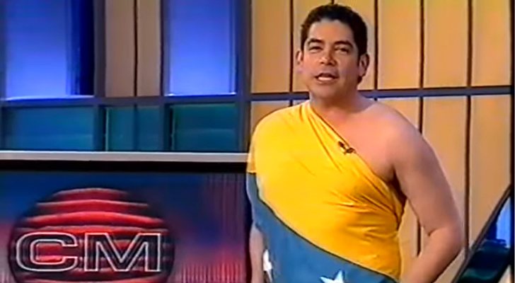 Boris Izaguirre, vestido con la bandera de Venezuela en 'Crónicas marcianas'