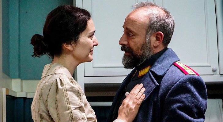 Bergüzar Korel y Halit Ergenç como Azize y Cevdet, protagonistas de 'Vatanim Sensin'