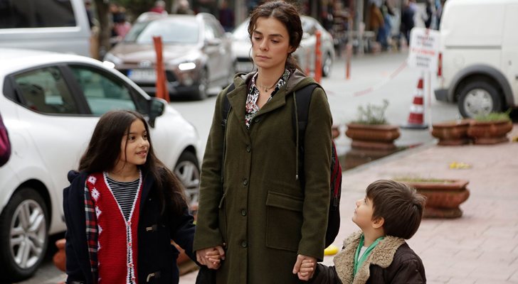 Bahar avec ses fils Nisan et Doruk dans 'Woman (Kadin)'